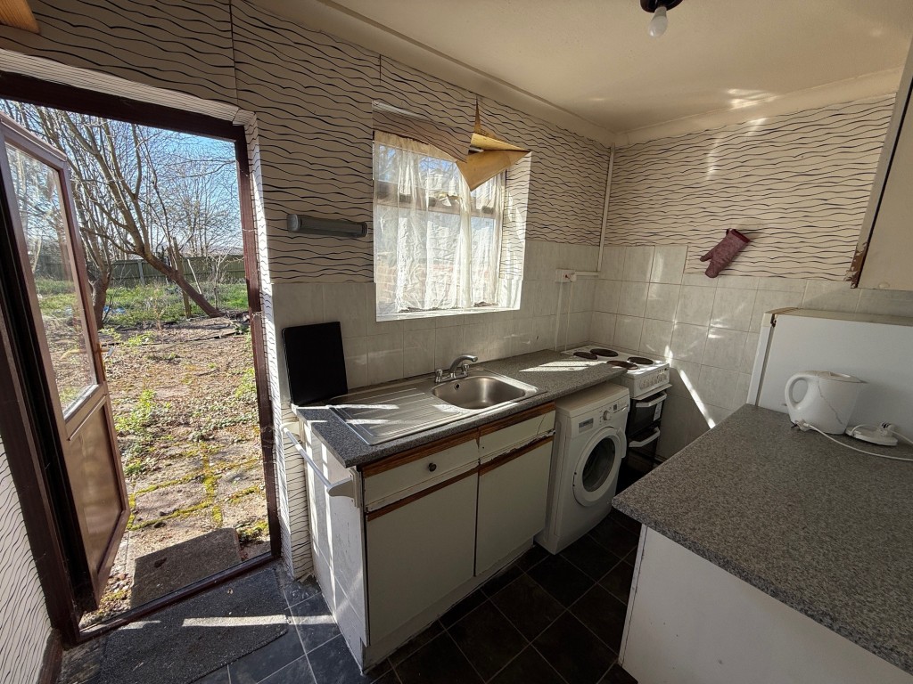 Lot: 177 - TWO-BEDROOM GROUND FLOOR MAISONETTE WITH GARDEN - Kitchen